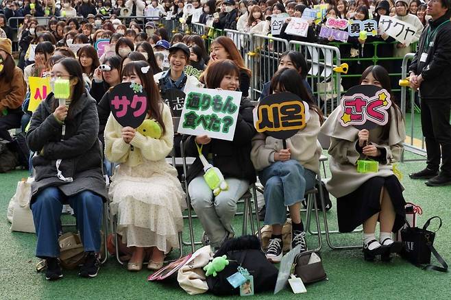 NCT WISH의 한국관광 홍보토크쇼를 보기 위해 모인 일본인 팬들. 사진제공 | 한국관광공사