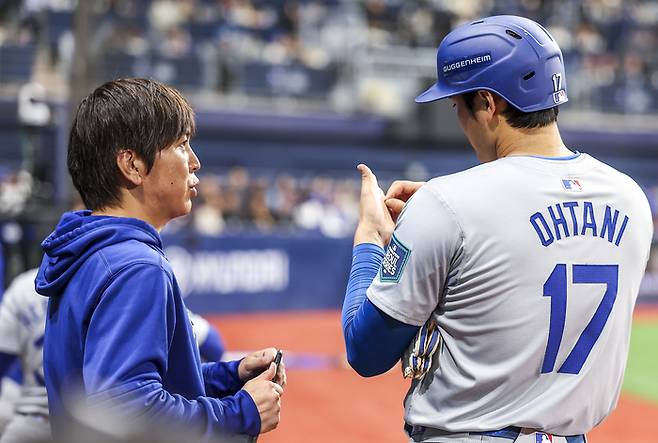 지난 20일 서울 고척스카이돔에서 열린 미국프로야구(MLB) 공식 개막전 LA다저스 대 샌디에이고 파드리스 1차전 경기에서 LA다저스 오타니 쇼헤이와 통역사 미즈하라 잇페이가 대화를 나누고 있다. 공동취재단