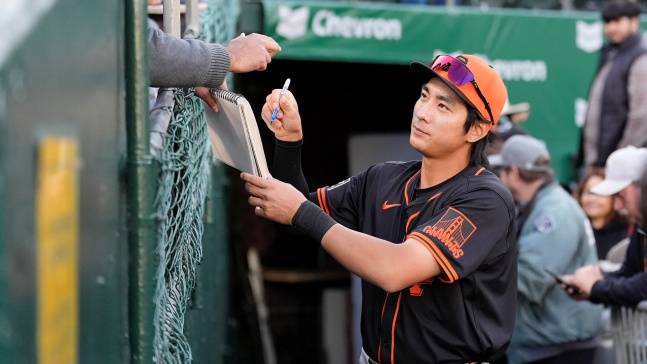 이정후가 팬들에게 사인을 해주고 있다. /사진=샌프란시스코 자이언츠 구단 공식 SNS