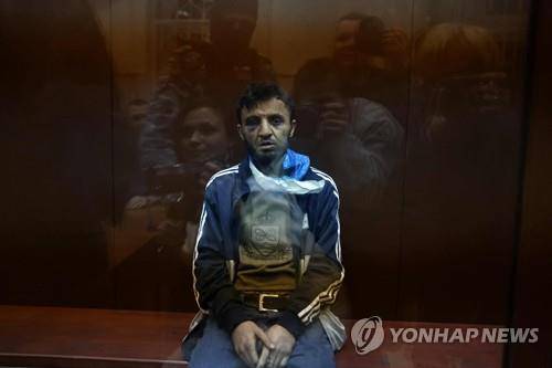 피고인석에 앉아있는 모스크바 테러 용의자 (모스크바 AFP=연합뉴스) 지난 22일 러시아 모스크바에서 발생한 공연장 테러 용의자 중 한 명인 다렐드존 바로토비치 미르조예프가 24일(현지시간) 모스크바의 한 지방법원에서 재판받기 위해 피고인석에 앉아있다. 2024.03.25 passion@yna.co.kr