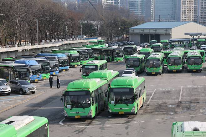 서울 시내버스 노조의 총파업을 하루 앞둔 27일 서울 시내의 한 공영차고지에 버스가 주차돼있다.(사진=연합뉴스)