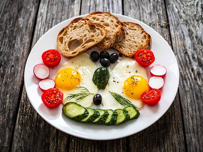 살을 뺀 뒤 적정 체중을 잘 유지하는 사람들은 건강한 식단으로 아침을 꼭 먹는 것으로 나타났다. [사진=게티이미지뱅크]