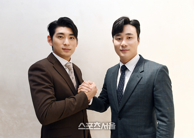 이정후(왼쪽)와 김하성이 지난해 12월 열린 2022 스포츠서울 올해의 상에서 포즈를 취하고 있다. 박진업기자 upandup@sportsseoul.com