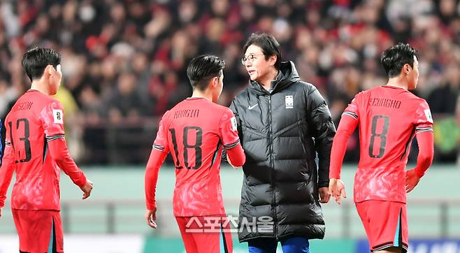 황선홍 감독이 21일 서울월드컵경기장에서 열린 2026 제23회 FIFA 북중미월드컵 아시아 예선 2라운드 C조 3차전 대한민국과 태국의 경기를 마친 후 이강인과 악수를 나누며 아쉬운 발걸음을 옮기고 있다 . 2024.03.21  상암 | 강영조기자 kanjo@sportsseoul.com