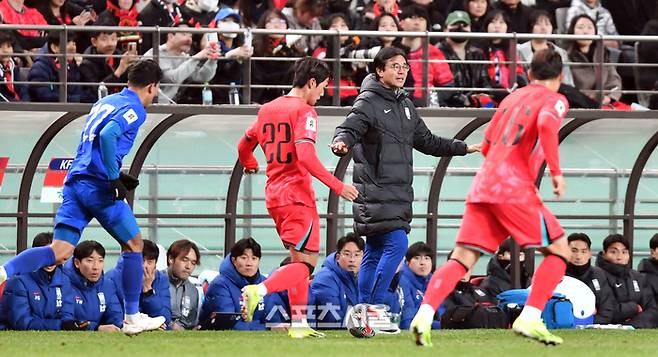 황선홍 감독이 21일 서울월드컵경기장에서 열린 2026 제23회 FIFA 북중미월드컵 아시아 예선 2라운드 C조 3차전 대한민국과 태국의 경기 전반 그라운드로 나서고 있다 . 2024.03.21상암 | 강영조기자 kanjo@sportsseoul.com