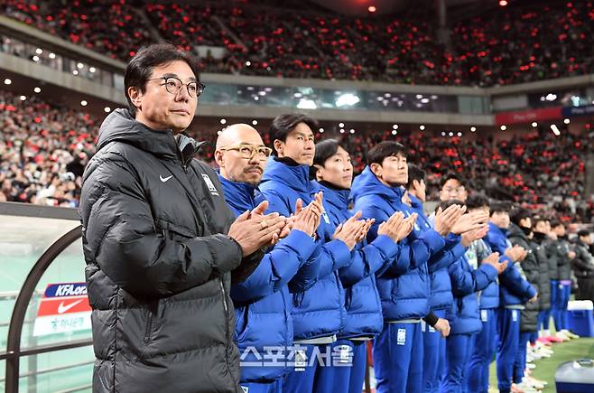 축구국가대표팀의 황선홍 감독(맨 왼쪽)이 21일 서울월드컵경기장에서 열린 월드컵지역예선 태국과의 경기를 앞두고 그라운드에 입장하는 선수들에게 박수를 보내고 있다. 2024. 3. 21. 박진업 기자 upandup@sportsseoul.com