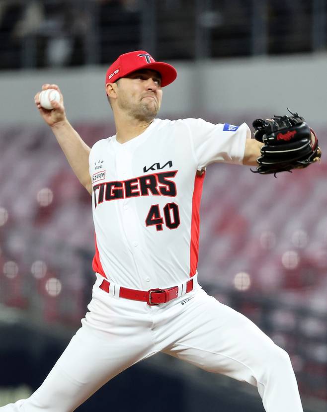 27일 광주기아챔피언스필드에서 열린 프로야구 롯데 자이언츠와 KIA 타이거즈의 경기. KIA 선발투수 네일이 5회에 투구하고 있다. 연합뉴스.