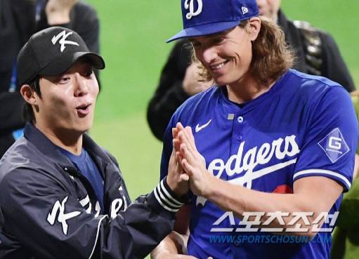 미국프로야구(MLB) 월드투어 서울시리즈가 열리는 서울 고척스카이돔. 16일 오후 팀 코리아 원태인과 LA 다저스 타일러 글래스노우가 유소년 클리닉에 참여했다. 두 사람이 서로의 손을 맞대고 있다. 고척=정재근 기자 cjg@sportschosun.com/2024.3.16/