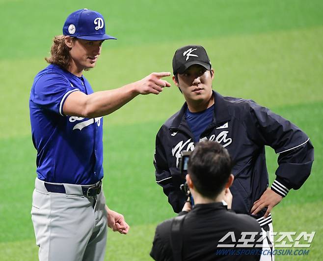 미국프로야구(MLB) 월드투어 서울시리즈가 열리는 서울 고척스카이돔. 16일 오후 팀 코리아 원태인과 LA 다저스 타일러 글래스노우가 유소년 클리닉에 참여해 함께 어린이들을 지도하고 있다. 고척=정재근 기자 cjg@sportschosun.com/2024.3.16/