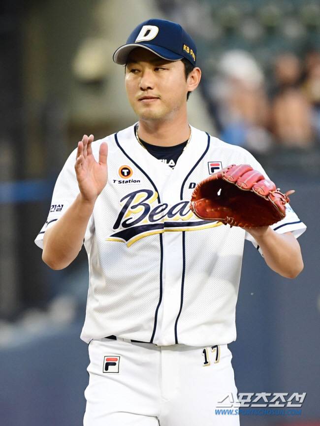 2023 KBO리그 두산베어스와 KIA타이거즈의 경기가 11일 잠실야구장에서 열렸다. 두산 마무리 홍건희가 KIA 상대 3대2 승리를 확정짓고 환호하고 있다.

 잠실=최문영 기자deer@sportschosun.com /2023.06.11/