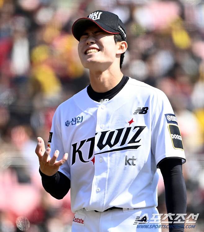 10일 수원KT위즈파크에서 열린 KBO리그 시범경기 LG와 KT의 경기, 2회초 수비를 마친 KT 원상현이 더그아웃으로 향하고 있다. 수원=허상욱 기자wook@sportschosun.com/2024.03.10/