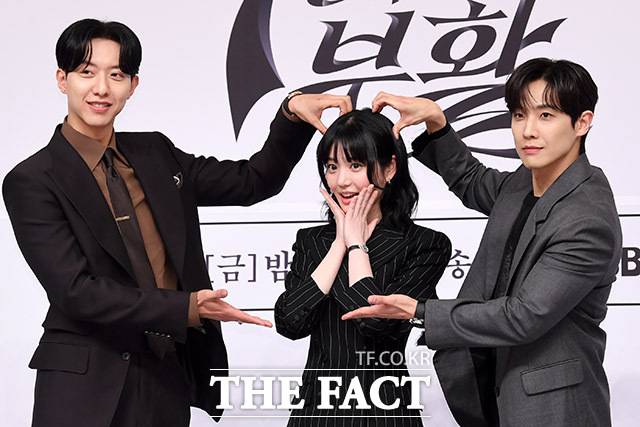 배우 이정신과 이유비 이준(왼쪽부터)이 27일 오후 서울 양천구 목동 SBS 사옥에서 열린 새 금토드라마 '7인의 부활' 제작발표회에 참석했다. 시즌2에 새롭게 합류하는 이정신은 이번 작품으로 '김순옥 월드'에 입성하게 됐다. /남용희 기자