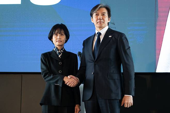 조국 조국혁신당 대표와 박은정 전 부장검사가 7일 서울 동작구 아트나인에서 열린 조국혁신당 인재 영입식에서 기념 촬영을 하고 있다. 박 전 부장검사는 조국혁신당의 비례대표 1번을 받아 사실상 22대 국회 입성을 눈앞에 두고 있다. /뉴스1