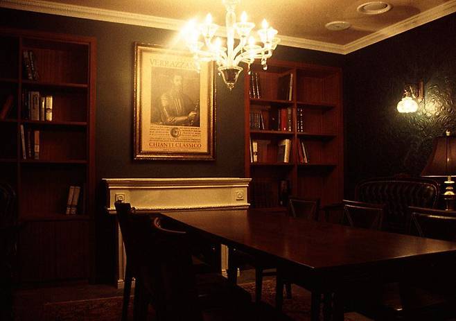 청담동 ‘베라짜노’의 라이브러리 공간. 2002년부터 2023년까지 20년이 넘는 세월동안 와인애호가들의 사랑을 받던 레스토랑이다. 이탈리아의 ‘카스텔로 디 베라차노’로부터 공식 인증을 받고 이름을 사용했던 세계에서 몇 안 되는 레스토랑이었다
