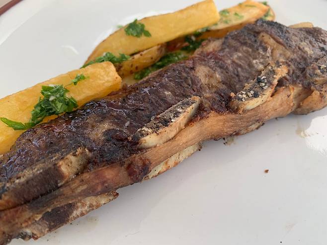 아사도에서 구운 갈비구이. 소금 이외에 소스는 필요 없다. 좋은 고기에 소스를 바르는 것은 죄악이다