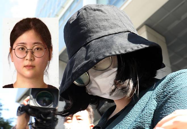 정유정이 지난해 6월 부산 동래경찰서에서 검찰로 송치되고 있다. /뉴스1