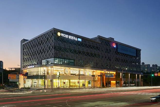 지난 9월 경기 고양시에 오픈한 빽다방 빵연구소 ‘화정DT점’.ⓒ더본코리아