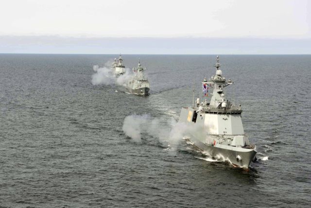 27일 서해상에서 2함대 함정들이 대함 실사격 훈련을 하고 있다. 아래쪽부터 천안함(FFG-Ⅱ), 충북함(FFG-Ⅰ), 대전함(FFG-Ⅱ), 공주함(PCC) ⓒ연합뉴스