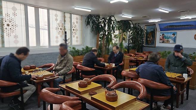 27일 오후 서울 영등포구 영등포동의 한 기원에서 노인들이 바둑을 두고 있다. 이수연 기자 lotus@donga.com