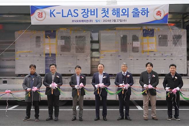 정기로 APS그룹 회장(왼쪽 네번째)과 김혁 코닉오토메이션 대표(왼쪽 세번째)가 27일 K-LAS 장비 해외 출하식에서 기념 사진을 촬영했다. (코닉오토메이션 제공)