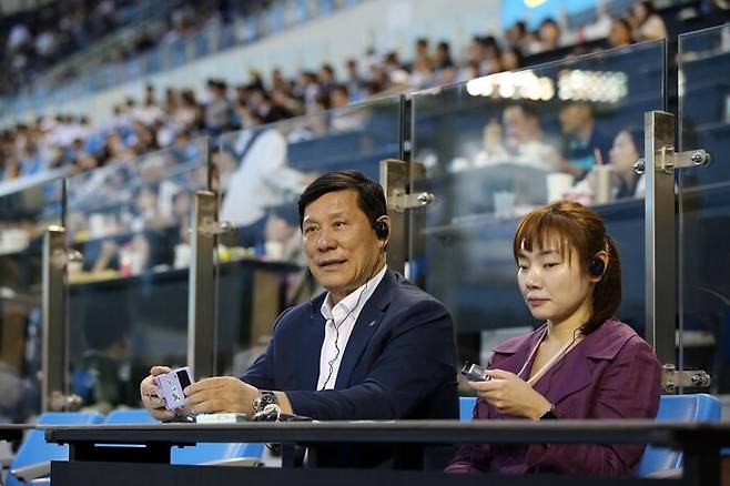 지난해 8월 허구연(오) KBO 총재와 김예지 의원이 시각장애인 중계 음성 지원 서비스 활용해 경기를 관람하는 모습. KBO 사무국 제공