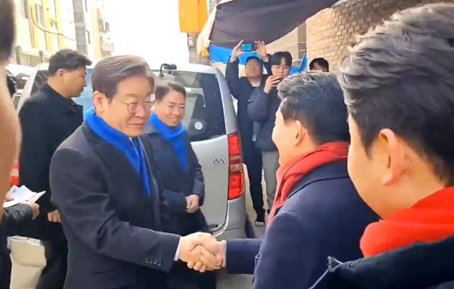 이재명 더불어민주당 대표와 원희룡 전 국토교통부 장관이 3일 오전 인천 계양구 박촌성당에서 만나 인사 나누고 있다. 뉴스1