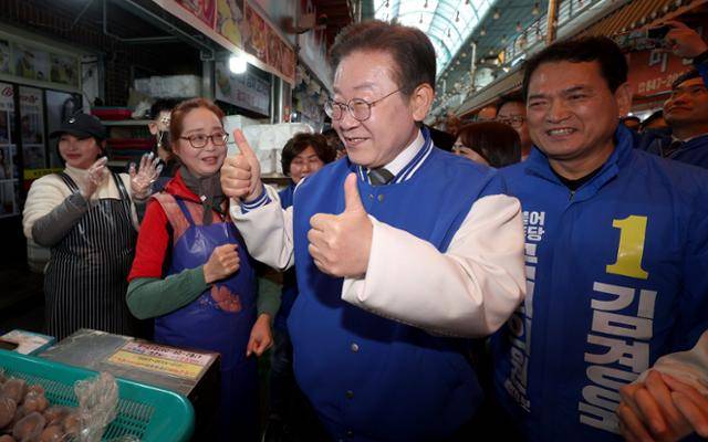 이재명 더불어민주당 상임공동선대위원장이 27일 오전 충북 충주시 무학시장을 방문해 지지자들의 호응에 답하고 있다. 충주=고영권 기자