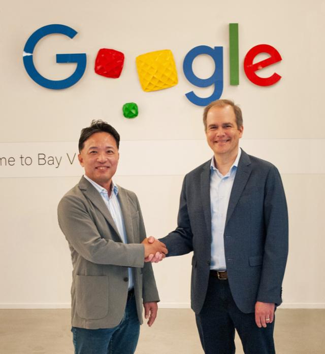 김택진(왼쪽) 엔씨소프트 대표와 마크 로메이어 구글 클라우드 부사장이 26일 미국 캘리포니아주 마운틴뷰 구글 본사에서 만나 악수하고 있다. 엔씨소프트 제공