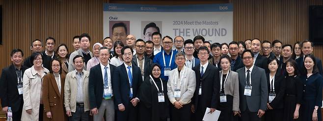 23일 개최된 '밋 더 마스터(Meet the Master)'의 참석자들이 단체 기념 촬영을 진행하고 있다./시지바이오 제공