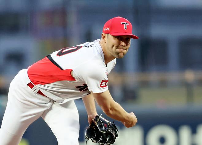 <yonhap photo-4258="">27일 광주기아챔피언스필드에서 열린 프로야구 롯데 자이언츠와 KIA 타이거즈의 경기. KIA 선발투수 네일이 1회에 투구하고 있다.[연합뉴스]</yonhap>