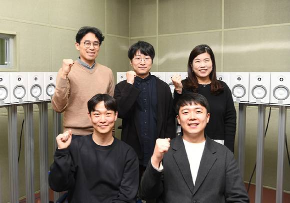 메타물질 개발 연구진(앞줄 좌측부터 시계방향으로 KRISS 이형진 선임연구원, 최원재 책임연구원, 정인지 선임연구원, 성균관대 김미소 교수, 승홍민 선임연구원) [사진=KRISS]