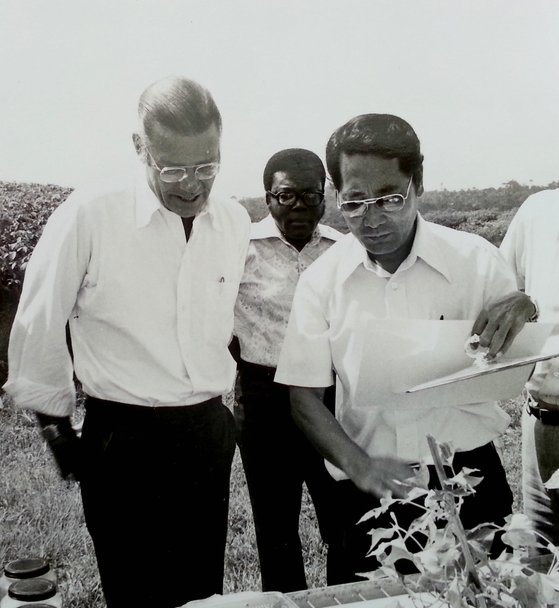 지난 1973년 나이지리아 연구소를 찾은 맥나마라 세계은행 총재와 함께. [사진 한상기]