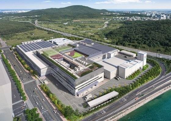 (서울=뉴스1) = 대한항공은 14일 인천 영종도 운북지구에 신 엔진 정비공장을 구축한다고 밝혔다.  신 엔진 정비공장은 지하 2층·지상 5층, 연면적 14만211.73㎡(약 4만2414평) 규모 건물로 5780억 원이 투입된다. 대한항공이 2016년부터 운영 중인 엔진 시험 시설(ETC) 바로 옆이다. 2027년 문을 열면 아시아에서 가장 큰 항공 정비 단지가 된다.   사진은 공장 조감도. (대한항공 제공) 2024.3.14/뉴스1