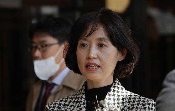 박은정 전 법무부 감찰담당관(현 광주지검 중요경제범죄조사단 부장검사)이 2022년 10월 19일 오후 서울 서초동 중앙지검으로 향하며 취재진 질문에 답하고 있다. 연합뉴스