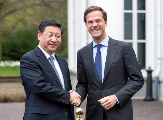 시진핑 중국 국가주석과 마르크 뤼터 네덜란드 총리가 27일 베이징에서 만났다. 로이터=연합뉴스