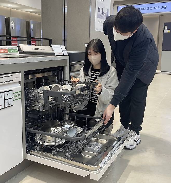 전자랜드 용산본점에서 한 신혼부부가 식기세척기를 살펴보고 있다. 사진=SYS리테일 제공