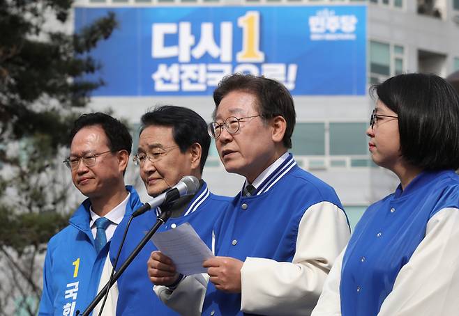 이재명 더불어민주당 대표가 27일 충북 청주 청원구 오창상사을 방문해 현장기자회견을 하고 있다. 박민규 선임기자
