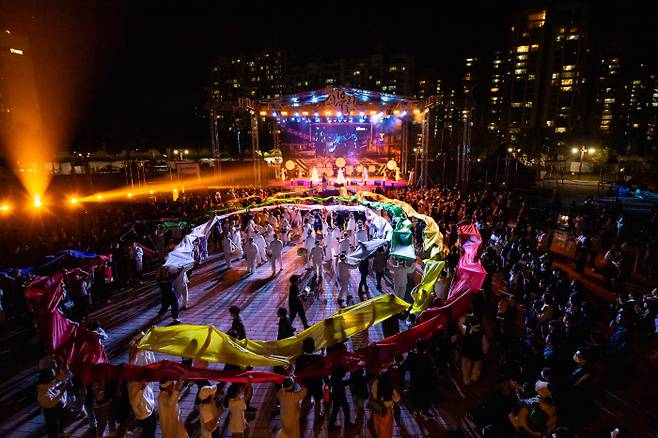 흥겨운 두드림의 무대인 타악 페스타가 5월11일과 12일 울산 북구청 광장과 달천철장에서 열려 신명나는 무대를 선사한다.