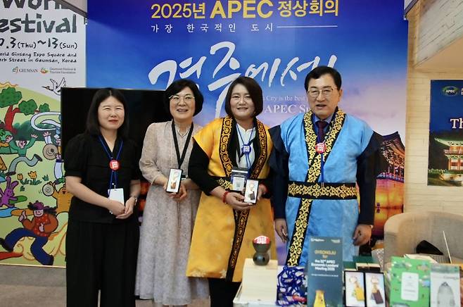 주낙영 경주시장(오른쪽에서 첫번째)이 지난 2월 태국 파타야 세계축제협회 콘퍼런스에 참석해 핏사눌록 부시장(두번째)과 APEC 정상회의 경주 유치를 홍보하고 있다.