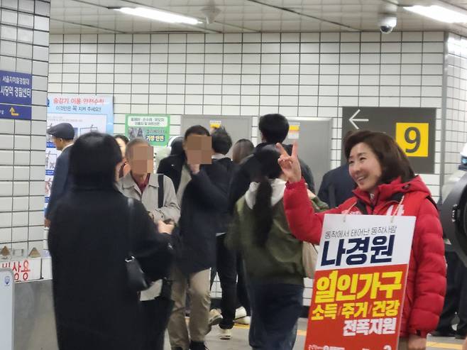 Na Kyung-won, co-chair of the People Power Party election campaign committee and four-term lawmaker, greets commuters returning from work at Sadang Station in southern Seoul on Monday. (Jung Min-kyung/ The Korea Herald)
