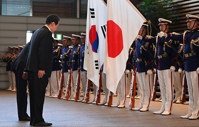 ▲ 지난해 3월 1박2일 일정으로 일본을 방문한 윤석열 대통령이 일본 도쿄 총리 관저에서 기시다 후미오 총리와 의장대 사열을 하며 양국 국기에 예를 갖추고 있다. ⓒ연합뉴스