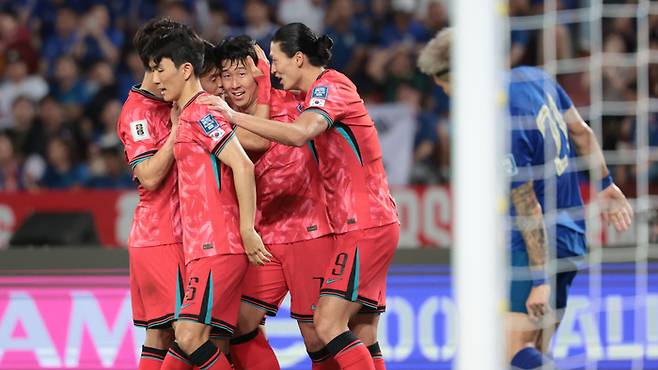 26일 태국 방콕 라자망갈라 스타디움에서 열린 2026 북중미 월드컵 아시아 지역 2차 예선 C조 4차전 한국과 태국의 경기. 후반전 추가골을 넣은 손흥민이 동료선수들과 기뻐하고 있다. [사진 = 연합뉴스]