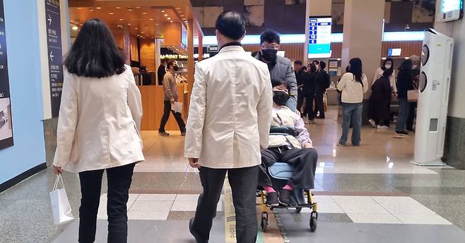 의대교수 집단 사직이 시작된 지난 25일 서울의 한 병원에서 의료진들이 분주히 움직이고 있다. [이승환 기자]
