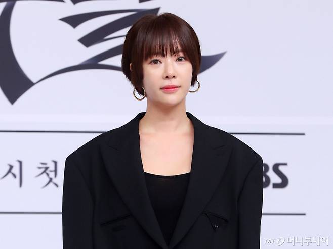 배우 황정음이 27일 오후 서울 양천구 목동 SBS에서 열린 SBS 새 금토드라마 '7인의 부활' 제작발표회에서 포즈를 취하고 있다. /사진=뉴시스