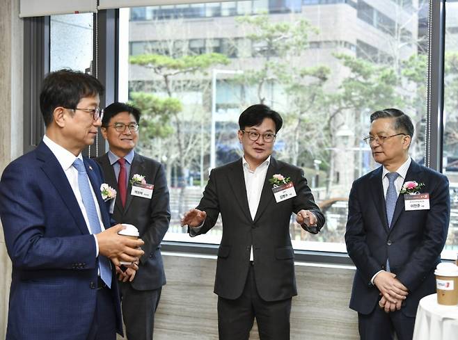 김병수 김포시장(오른쪽 두 번째)이 지난 26일 박상우 국토교통부장관과 부동산·교통 전문가들에게 김포 현안을 설명하고 있다./사진제공=김포시