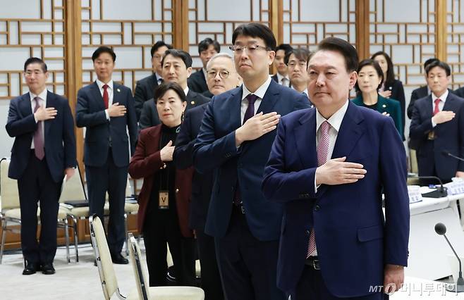[서울=뉴시스] 전신 기자 = 윤석열 대통령이 27일 서울 용산 대통령실 청사에서 열린 제23차 비상경제민생회의에서 국기에 대한 경례를 하고 있다. (대통령실통신사진기자단) 2024.03.27. photo1006@newsis.com /사진=전신