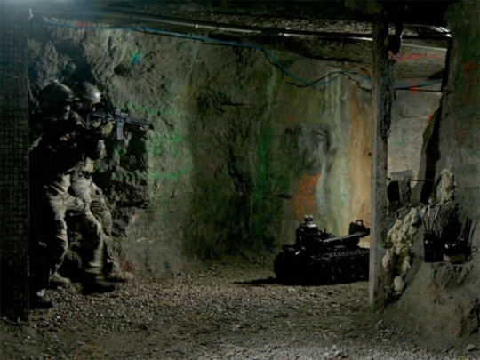 미국 육군이 2021년 12월초 미 본토 미주리주 훈련장에서 한·미 국방연구기관이 3년째 공동 개발 중인 ‘자율터널탐사(ATE) 로봇’을 가상 적국의 지하갱도 수색 정찰에 투입하는 기술시연을 하고 있다. 미국 육군 홈페이지 캡처