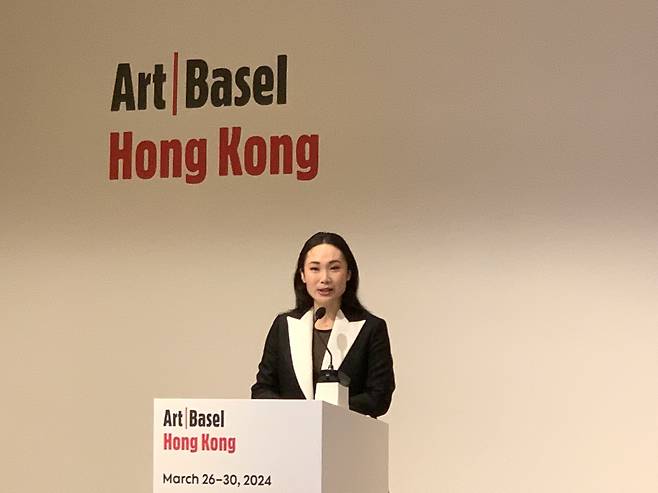 26일 홍콩 컨벤션센터에서 개막한 VIP 사전 관람(프리뷰) 첫날, 안젤 시앙-리 아트바젤 홍콩 디렉터가 발표하는 모습. [홍콩=이정아 기자]
