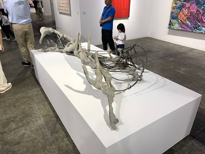 올해 아트바젤 홍콩에서 판매된 작가 이미래의 2022년작 ‘Look, I'm a fountain of fifth raving mad with love; tunnel sculpture II’. [홍콩=이정아 기자]