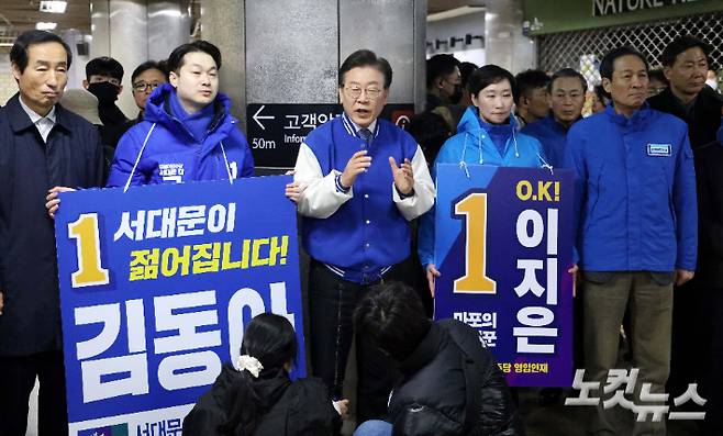 더불어민주당 이재명 대표가 시민들에게 인사하며 총선 지지를 호소하고 있다. 윤창원 기자